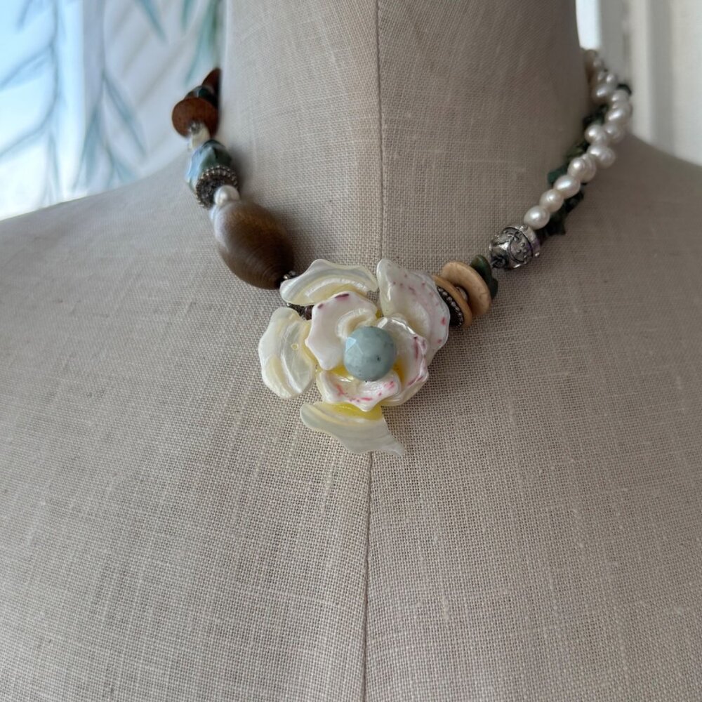 Vintage 90's Shell Flower Beaded necklace green agate, wood baroque pearls
